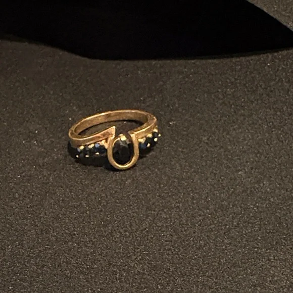 Elegant Gold and Safire Stone Ring